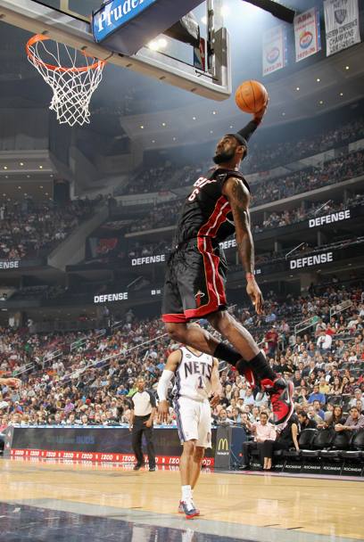Nba, LeBron James prende il volo per andare a canestro (con la maglia dei Miami Heat nel 2012)